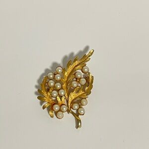 Vintage Alan J faux pearl gold tone leaf brooch pin signed😍